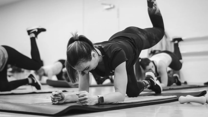 Gruppo che esegue esercizi a corpo libero in palestra